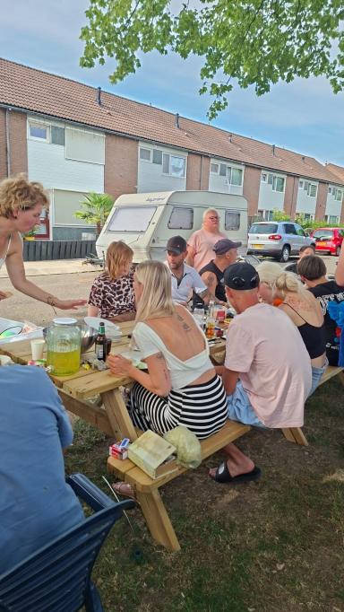 Gezamenlijk bbqen aan de picknick tafel
