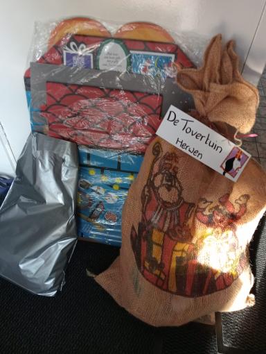 Zak met pakketjes, verkleedkleren en schoorsteen (gedoneerd door AH zevenaar