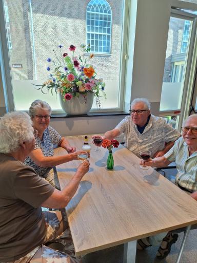 Op alle foto's zijn de buren gezellig met elkaar in gesprek.